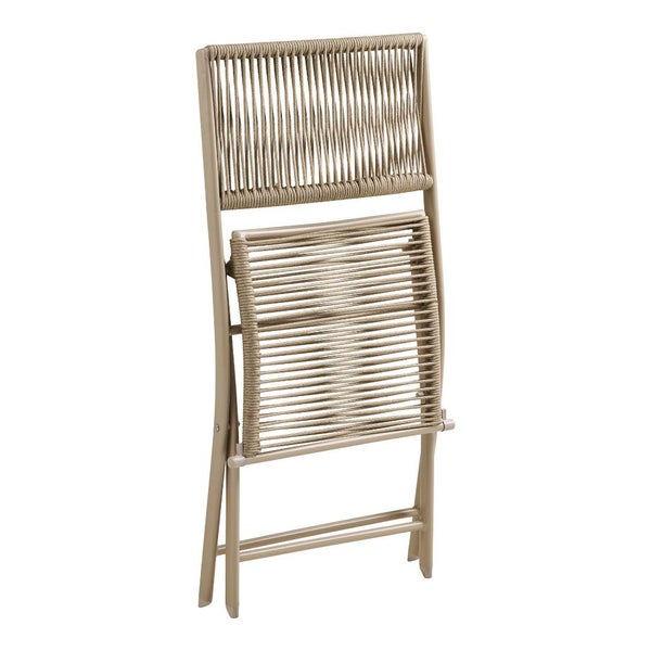 Zusammengeklappter Klappstuhl mit Seilbespannung für den Garten