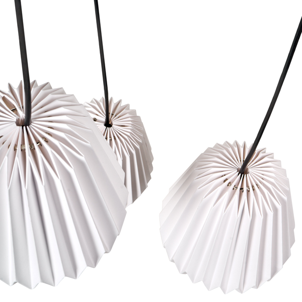 Drei Pendelleuchten mit Lampenschirmen im Origami-Stil