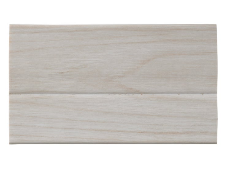 Stück einer Sockelleiste mit Holzmaserung