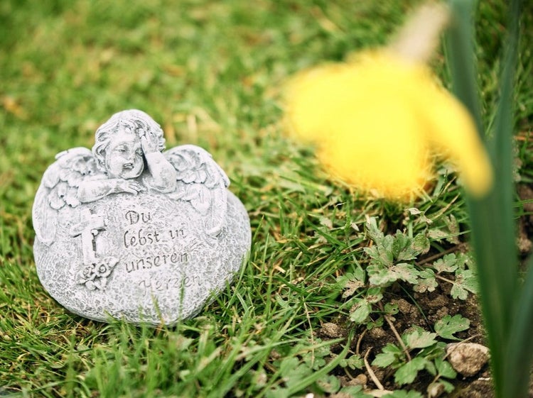 Grabfigur kleiner Engel aus Kunststein mit Inschrift Du lebst in unseren Herzen für die Grabgestaltung