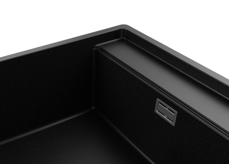 Detailansicht eines schwarzen Spülbeckens