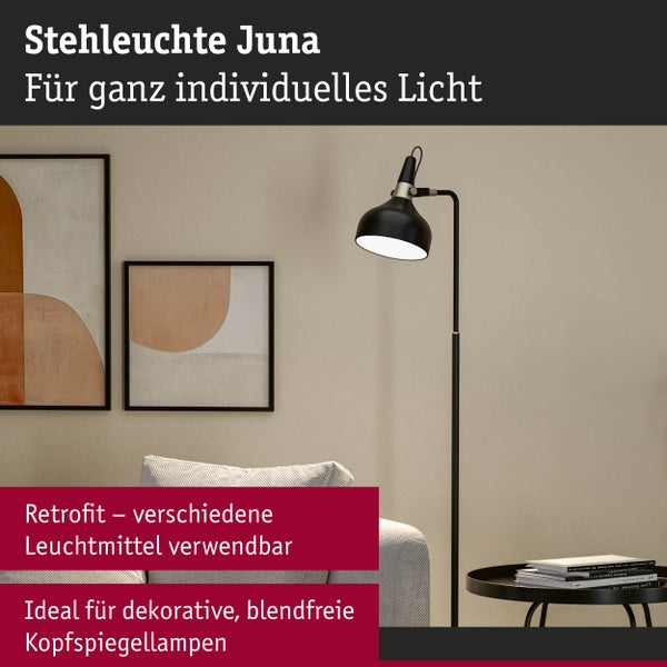 Stehleuchte Juna neben einem Sofa und einem Beistelltisch im Wohnzimmer