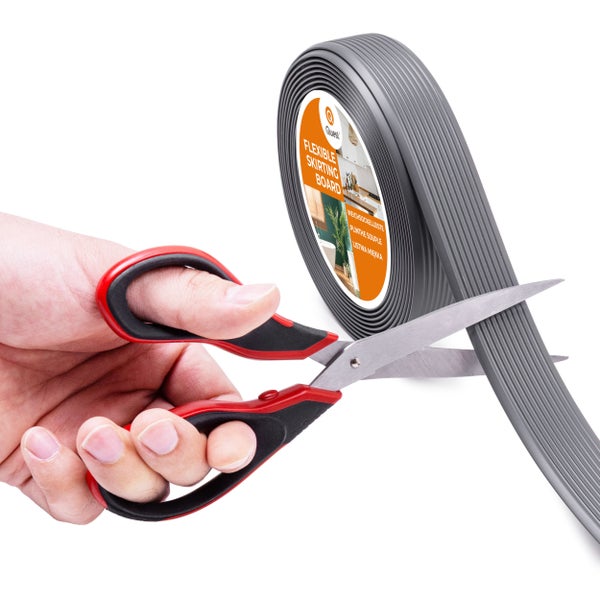 Eine Rolle flexible Sockelleiste wird mit einer Schere zugeschnitten.