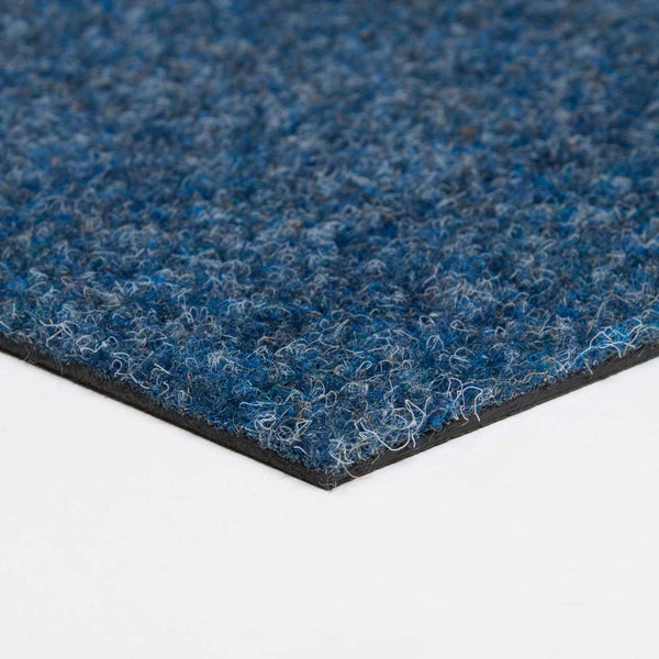 Nadelfilz-Teppichboden mit blau melierter Oberfläche und schwarzem Rücken in der Nahaufnahme.