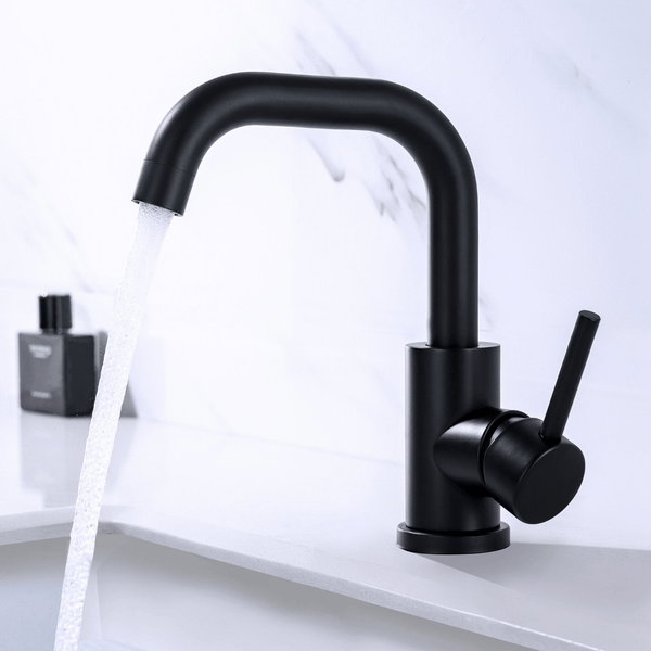 Moderne Einhebel Waschtischarmatur in matter Optik mit fließendem Wasser auf einer Marmorablage.
