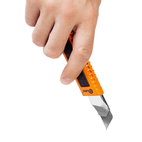 Hand hält Cuttermesser mit Klinge