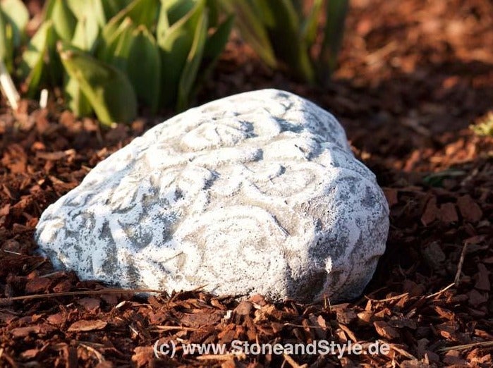 Dekoherz aus Stein mit floralem Muster als Gartenfigur zur Dekoration im Beet