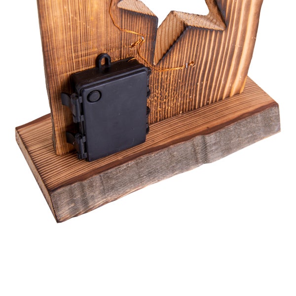 Detailansicht einer Holzdekoration mit Batteriefach