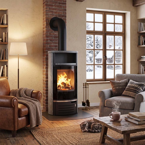 Ein moderner Kaminofen in einem gemütlichen Wohnzimmer vor einem Backsteinkamin mit Blick auf eine verschneite Winterlandschaft durch das Fenster.