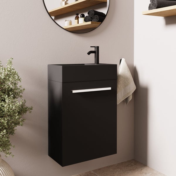 Modernes Badezimmer mit hängendem Waschbeckenunterschrank und schwarzer Armatur in minimalistischem Design.