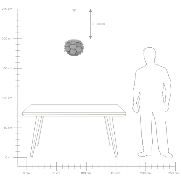 Wohnzimmerdekoration mit Wandbehang, Tischlampe und Zimmerpflanze auf einem Holzschrank