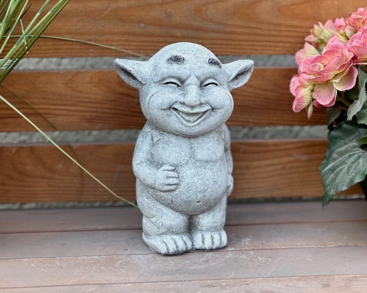 Gartenfigur Kobold aus grauem Steinguss, lachend mit spitzen Ohren