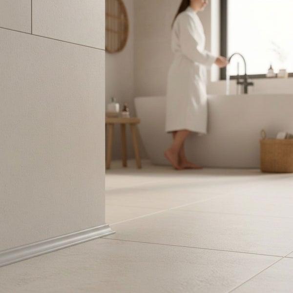 Selbstklebende flexible PVC Viertelstabdichtung zur Kantenabdeckung an Wänden, Böden und Möbeln.