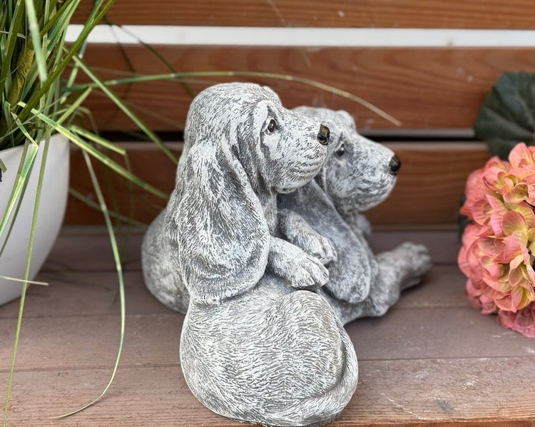 Gartenfigur aus Steinguss in Steinoptik, zwei detailgetreue Welpen mit Schlappohren, dekorative Hundefigur für Garten und Terrasse.