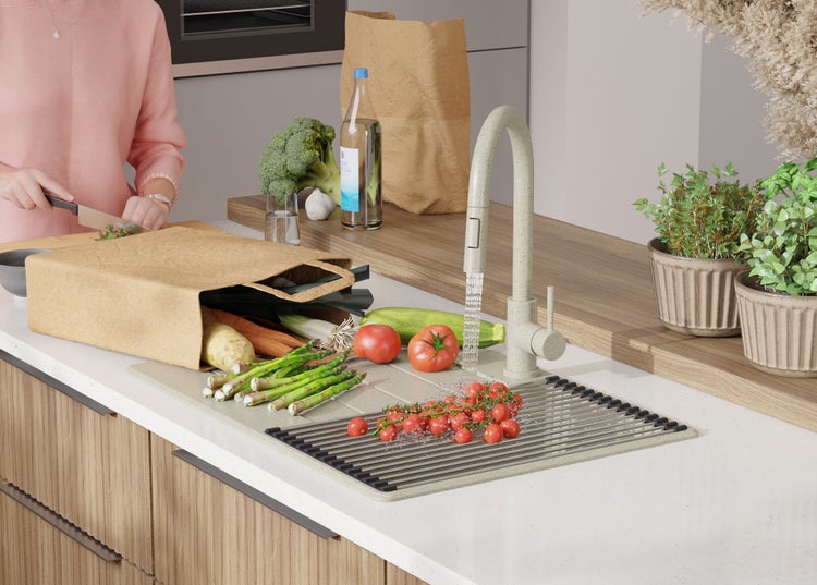 Küchenszene mit Gemüse, Spüle und Armatur