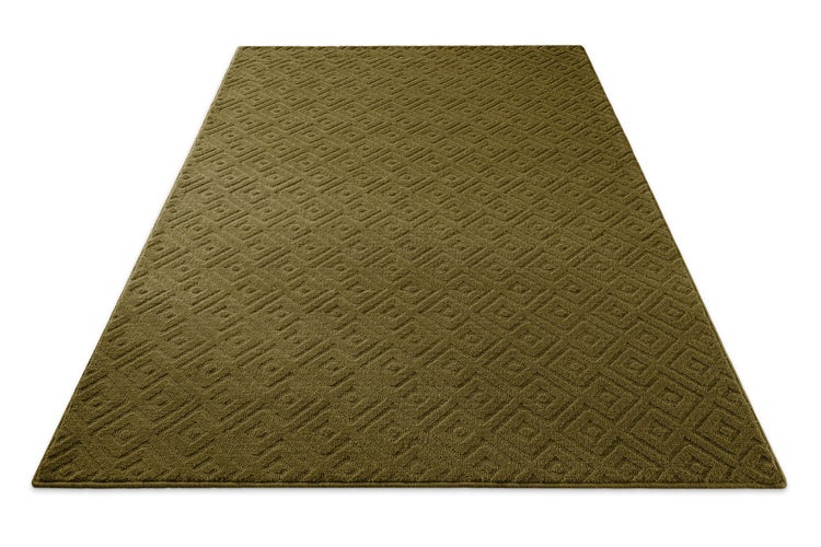 Teppich mit geometrischem Rautenmuster, strukturierter Oberfläche und sichtbarer Rückseite auf Holzboden.