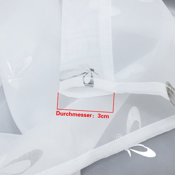 Detailaufnahme eines weißen Fadenvorhangs mit Schmetterlingsmotiv; Durchmesser 3 cm