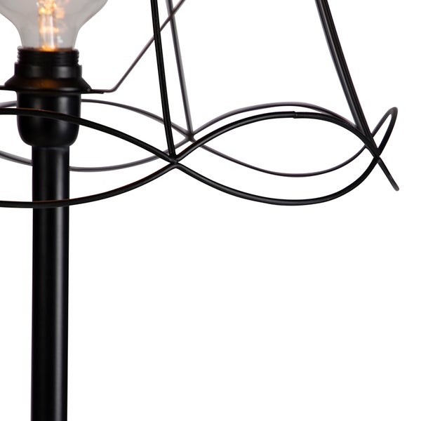 Detailansicht einer Stehlampe mit Metallgestell und Glühbirne