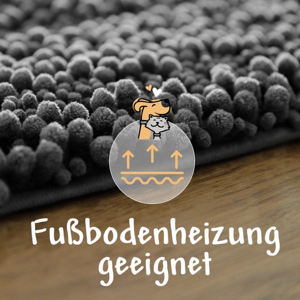 Hund sitzt auf einer grauen Chenille-Schmutzfangmatte vor einer Holztür, Detailansicht der rutschfesten Rückseite.