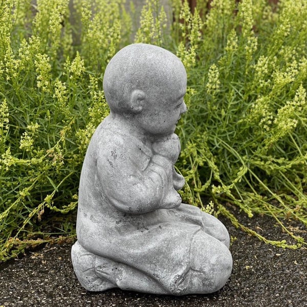 Steinfigur betender Mönch als Gartendeko aus Kunststein
