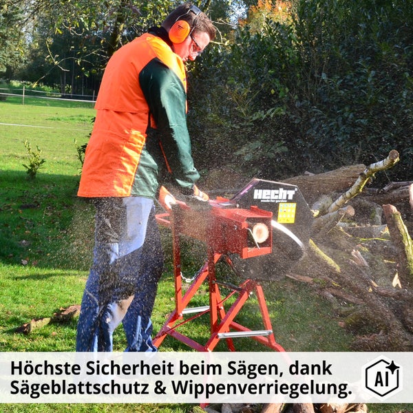 Eine Person mit Schutzkleidung nutzt eine Hecht Wippsäge im Freien zum Zerkleinern von Brennholz.