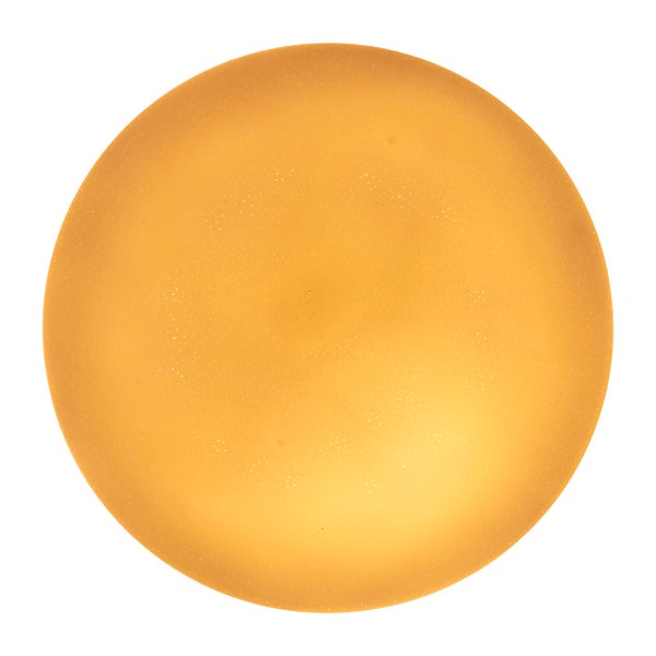 Wohnraum mit Küche, Esstisch und Sitzgelegenheiten mit Deckenleuchte