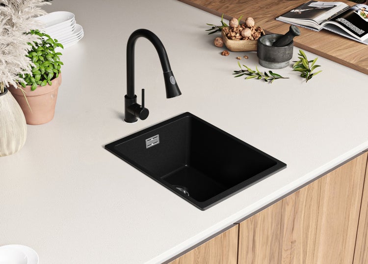 Schwarze Küchenspüle mit Wasserhahn auf einer Arbeitsplatte