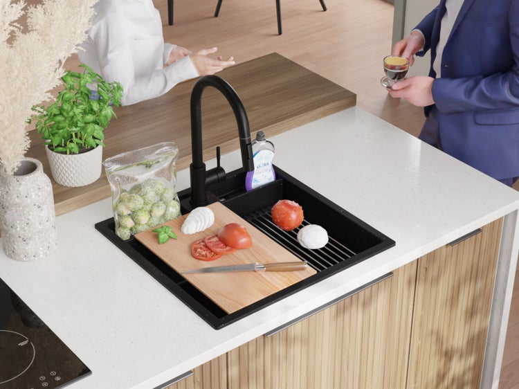 Küchenspüle mit Armatur, Schneidebrett, Gemüse und Spülmittel auf einer Küchentheke