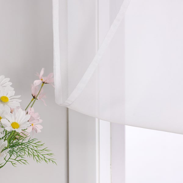 Weißes Rollo am Fenster