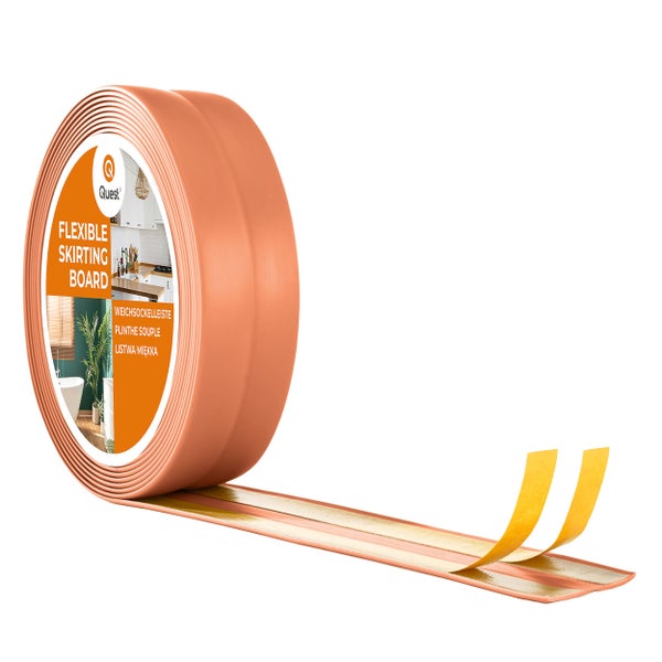 Eine Rolle selbstklebende Weichsockelleiste von Quest mit Schutzfolie zur Bodenabschlussmontage.