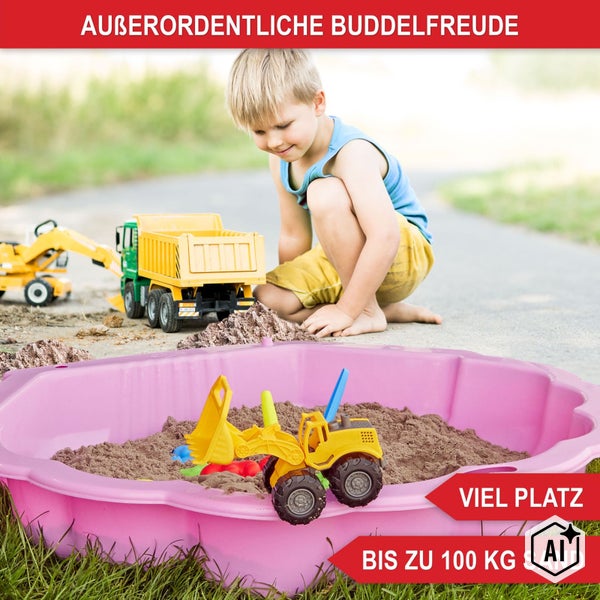 Kind spielt mit Kunststoff Sandkasten in Blumenform und Spielzeugbagger im Garten mit Platz für bis zu 100 Kilogramm Sand.