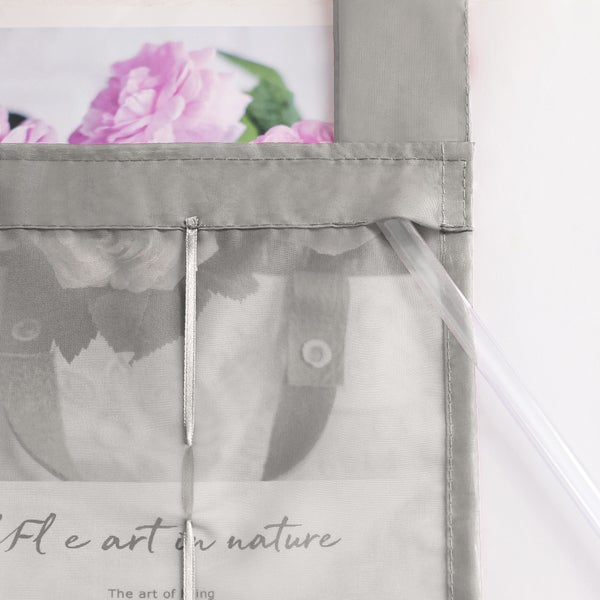 Detailansicht eines transparenten Rollos mit floralem Muster und dem Schriftzug 'The art of nature'.