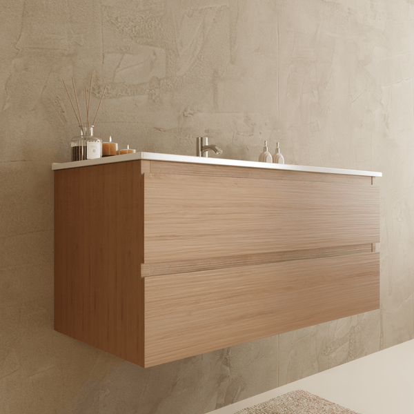 Wandhängender Waschbeckenunterschrank in Holzoptik mit zwei Schubladen und weißem Waschtisch in einem modernen Badezimmer.
