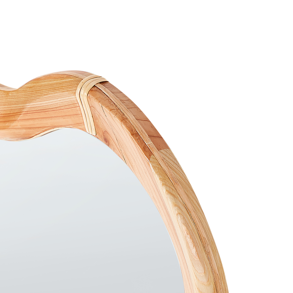 Detailansicht eines Spiegels mit Holzrahmen