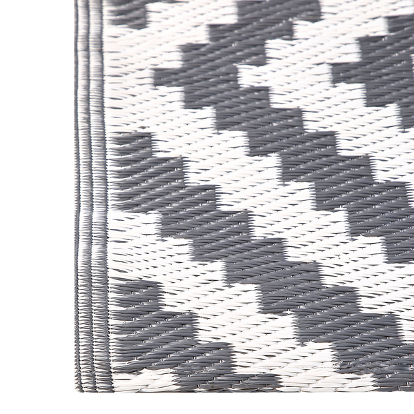 Detailansicht eines grau-weißen Outdoor-Teppichs mit geometrischem Muster.