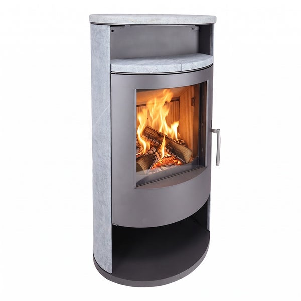 Moderner Kaminofen mit Natursteinverkleidung und Sichtfenster mit brennendem Holzfeuer.