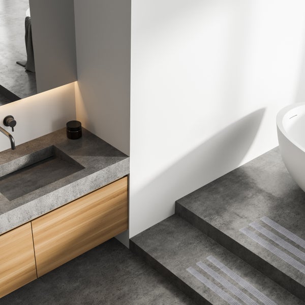 Modernes Badezimmer mit Waschtisch, Spiegel und Badewanne auf verschiedenen Ebenen