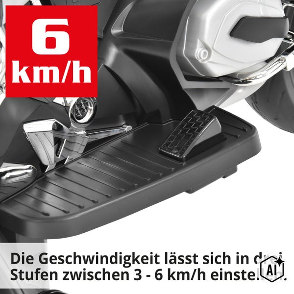Detailansicht eines Kinderfahrzeugs mit Trittbrett und Geschwindigkeitsanzeige von bis zu 6 Kilometern pro Stunde.