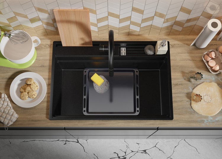 Spüle mit Armatur, Backblech, Spülmittel und Küchenutensilien auf einer Küchentheke