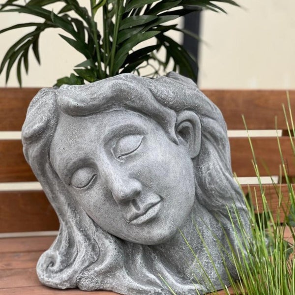 Pflanzgefäß in Form eines Frauenkopfes aus Steinguss für den Garten