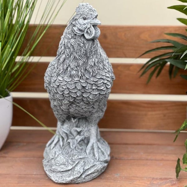 Gartenfigur Huhn aus Stein in detailreicher Optik für die Gartendekoration.