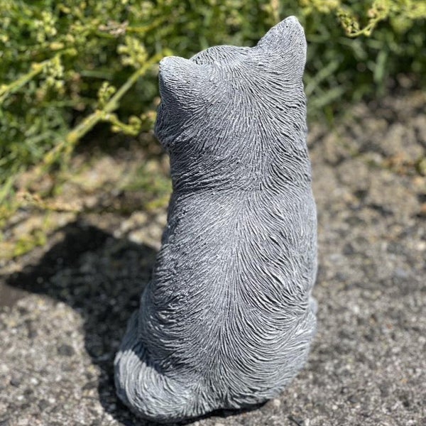Steinfigur einer sitzenden Katze für den Garten aus wetterfestem Material