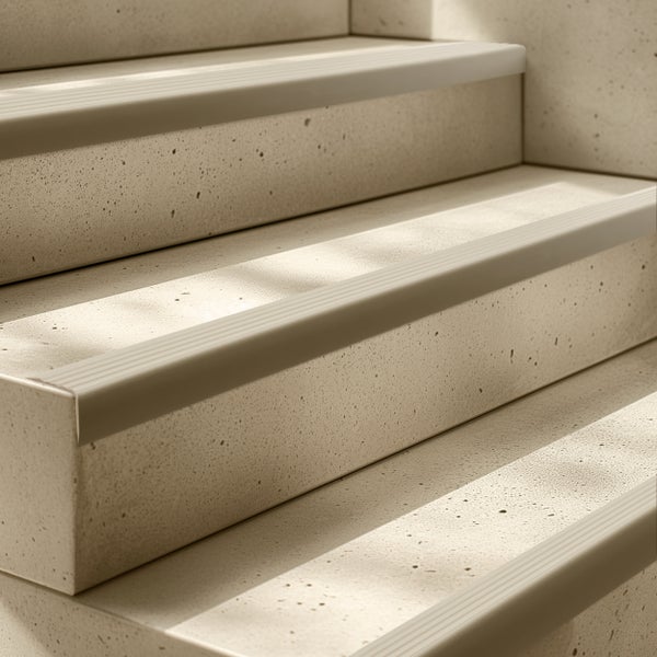 Nahaufnahme einer Treppe mit Stufenkantenprofil