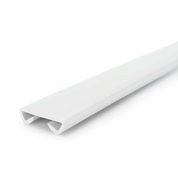Weißes C-Profil aus Kunststoff zur Kantenverkleidung von Platten.