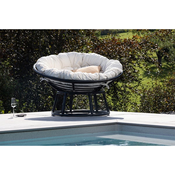 Papasan Sessel mit Auflage und Kissen am Pool