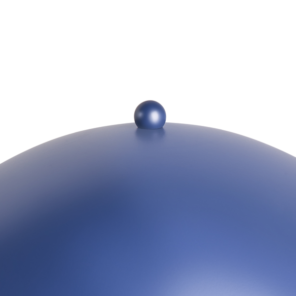 Detailansicht einer blauen Lampenkuppel mit Kugelaufsatz
