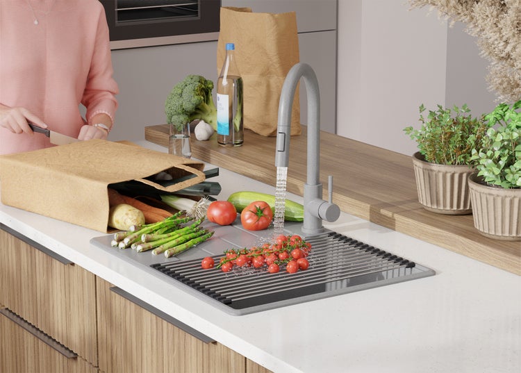 Küchenszene mit Spüle, Abtropfgestell, Gemüse und Armatur