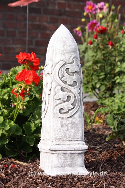 Dekorative Gartenstele aus Steinguss mit ornamentalen Verzierungen für die Gartengestaltung.