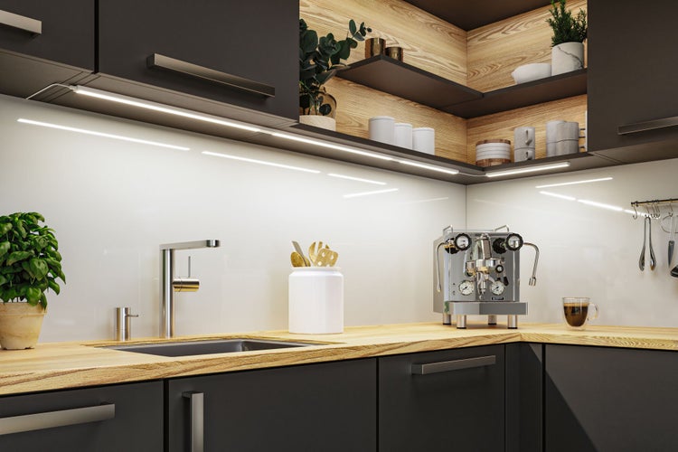 Moderne Küche mit Arbeitsplatte aus Holz, Unterbauleuchten und Regalen