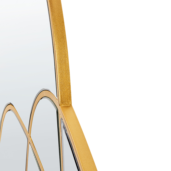 Detailansicht eines Spiegels mit Metallrahmen